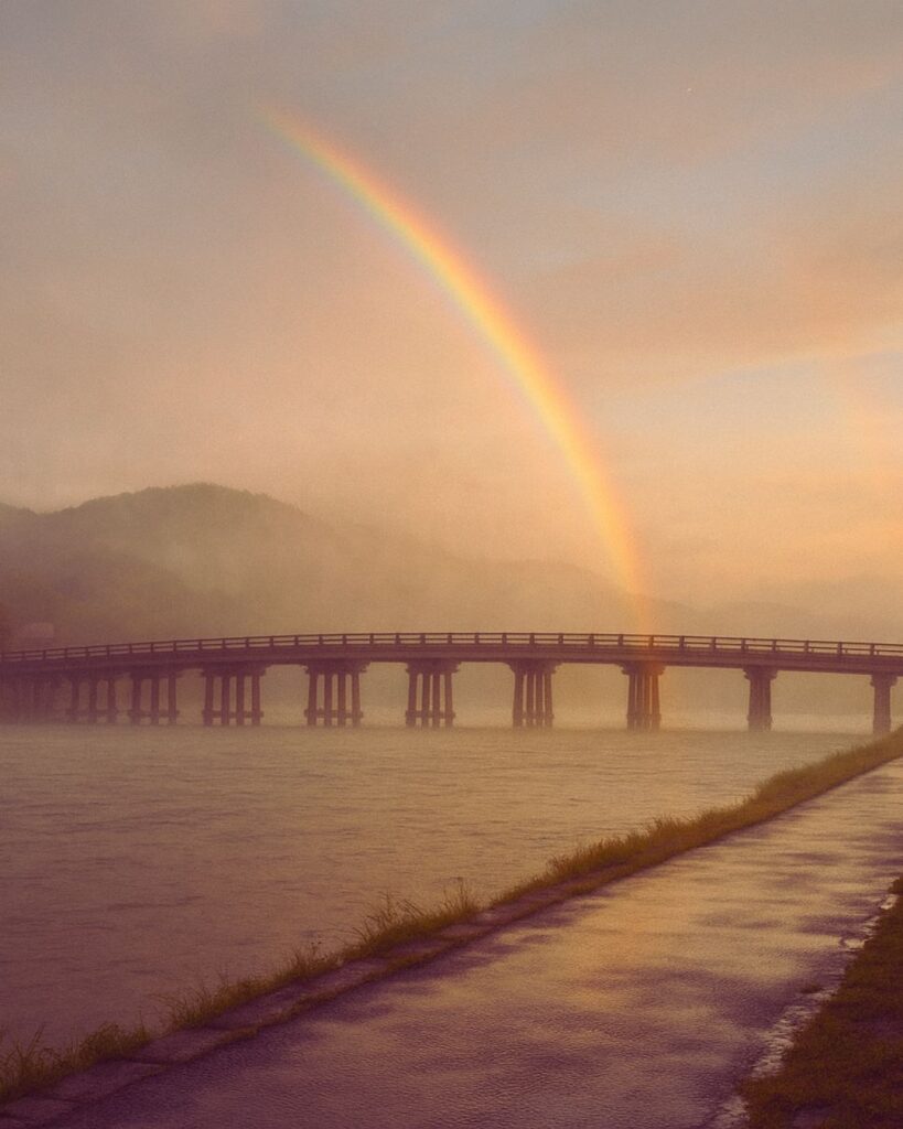正岡子規の夏の短歌5選-代表作をわかりやすく解説!「夕立の 雨にけぶりて 近江かた 瀬田の長橋 虹とこそ見れ」この短歌をイメージした画像