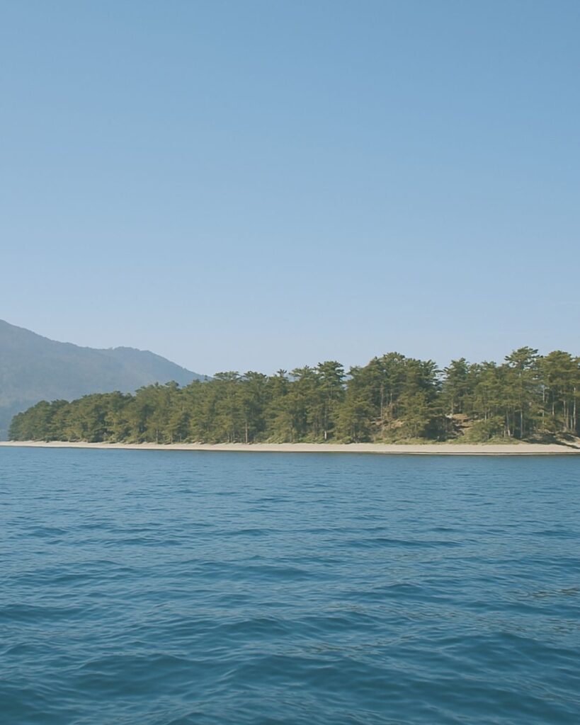 百人一首第60番 小式部内侍『大江山』背景解説–旅路の恋文「大江山　いく野の道の　遠ければ　まだふみも見ず　天の橋立」の情景をテーマにしたイメージの画像