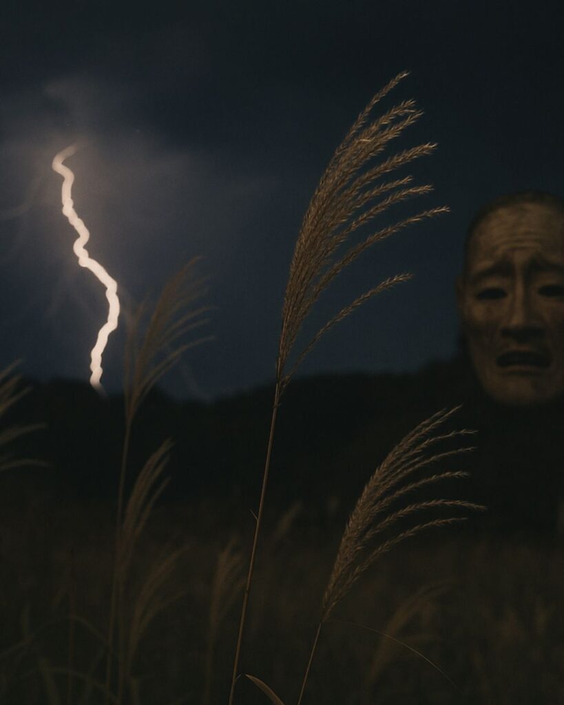 松尾芭蕉の秋の俳句5選-代表作をわかりやすく解説!「いなづまや かほのところが 薄の穂」この俳句をイメージした画像
