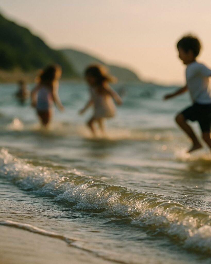 種田山頭火の夏の俳句5選-代表作をわかりやすく解説！「波追うて　騒ぐ児ら浦の　夏活きて」この俳句をイメージした画像