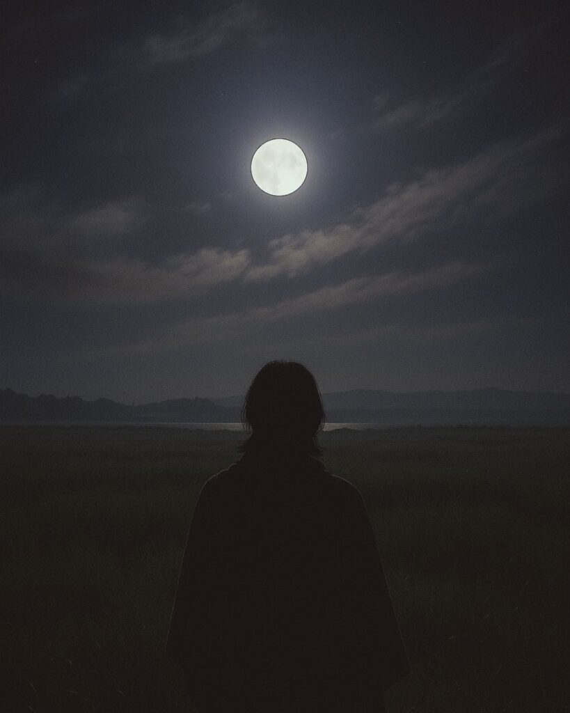 百人一首第79番 藤原顕輔『秋風に』背景解説–月のさやけさ「秋風に たなびく雲の 絶え間より 漏れ出づる月の 影のさやけさ」の情景をテーマにしたイメージの画像