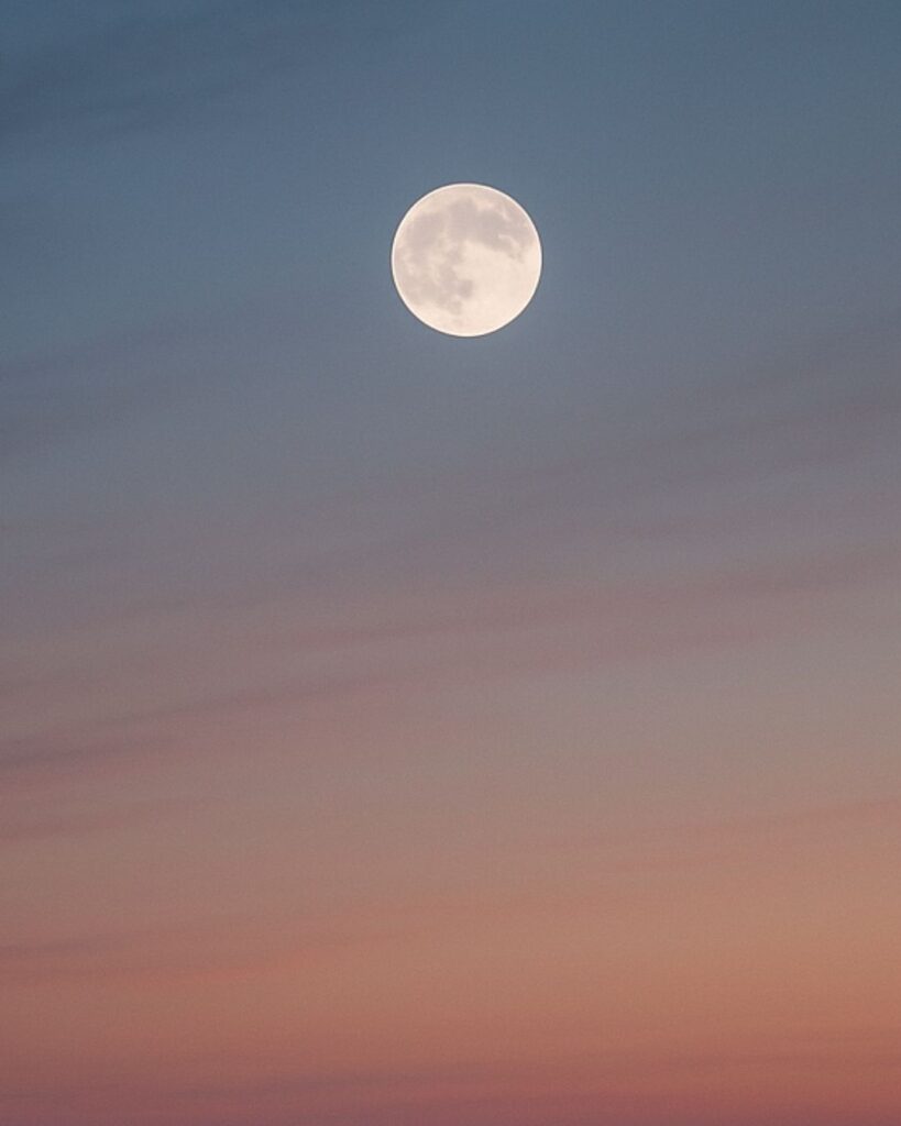 百人一首第81番 徳大寺実定『ほととぎす』背景解説–声のあと月「ほととぎす　鳴きつる方を　ながむれば　ただ有明の　月ぞ残れる」の情景をテーマにしたイメージの画像