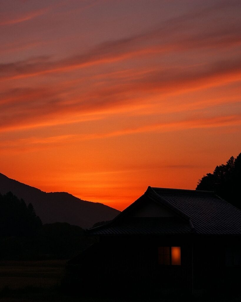 中村汀女の秋の俳句5選-代表作をわかりやすく解説!「蜩に 家より早き 夕餉かな」この俳句をイメージした画像