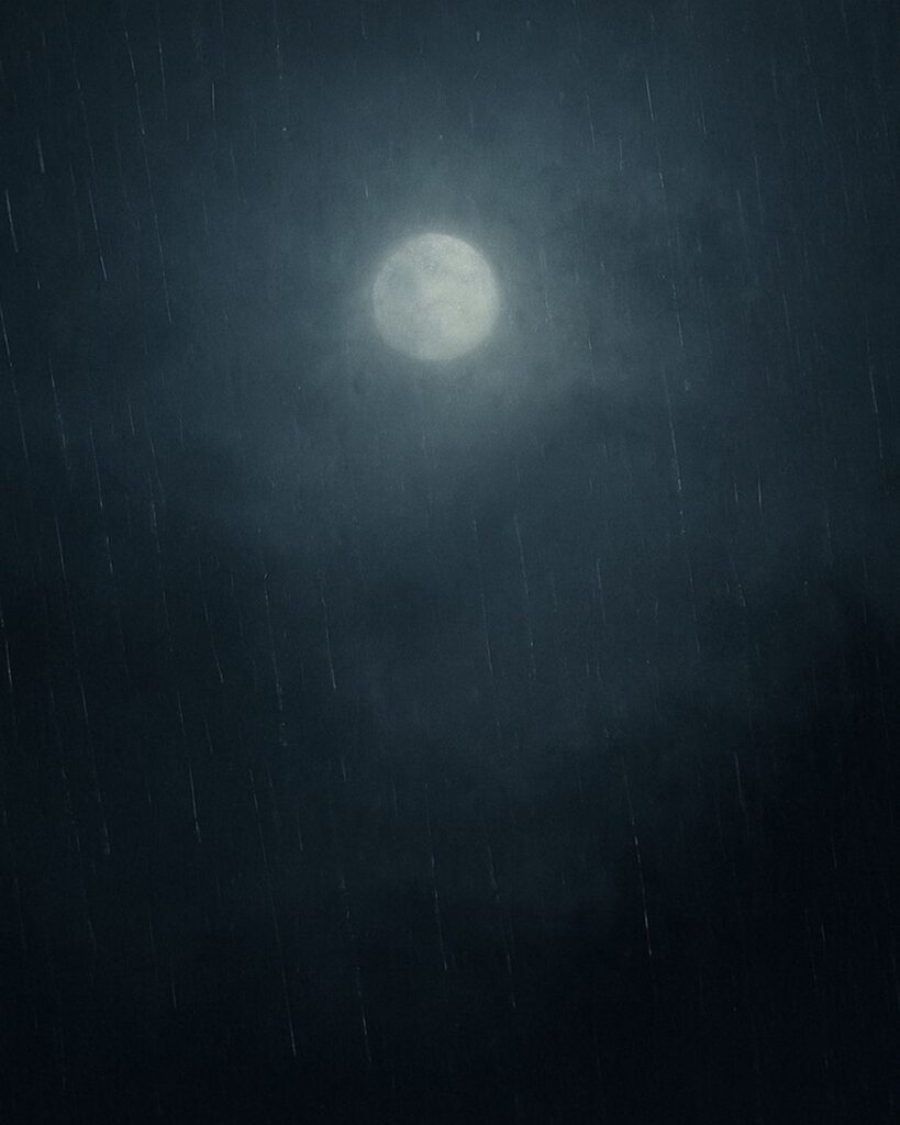 越智越人の秋の俳句5選-代表作をわかりやすく解説!「雨の月 どこともなしの 薄あかり」この俳句をイメージした画像