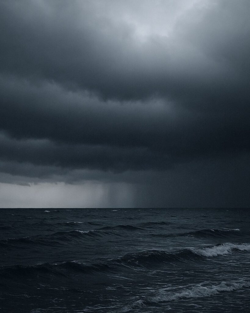 正岡子規の冬の短歌5選-代表作をわかりやすく解説！「風をなみ 海つらひくく ゐる雲に こよひの空の 雪もよひ哉」この短歌をイメージした画像