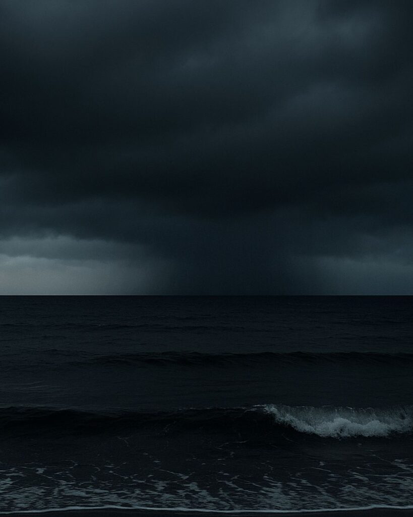 内藤丈草の冬の俳句5選-代表作をわかりやすく解説!「黒みけり 沖の時雨の 行くところ」この俳句をイメージした画像