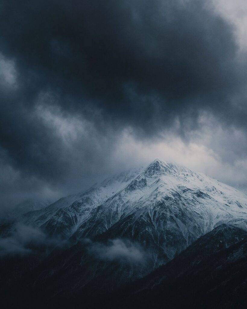 内藤丈草の冬の俳句5選-代表作をわかりやすく解説!「さかまくや ふりつむ嶺の 雪の雲」この俳句をイメージした画像