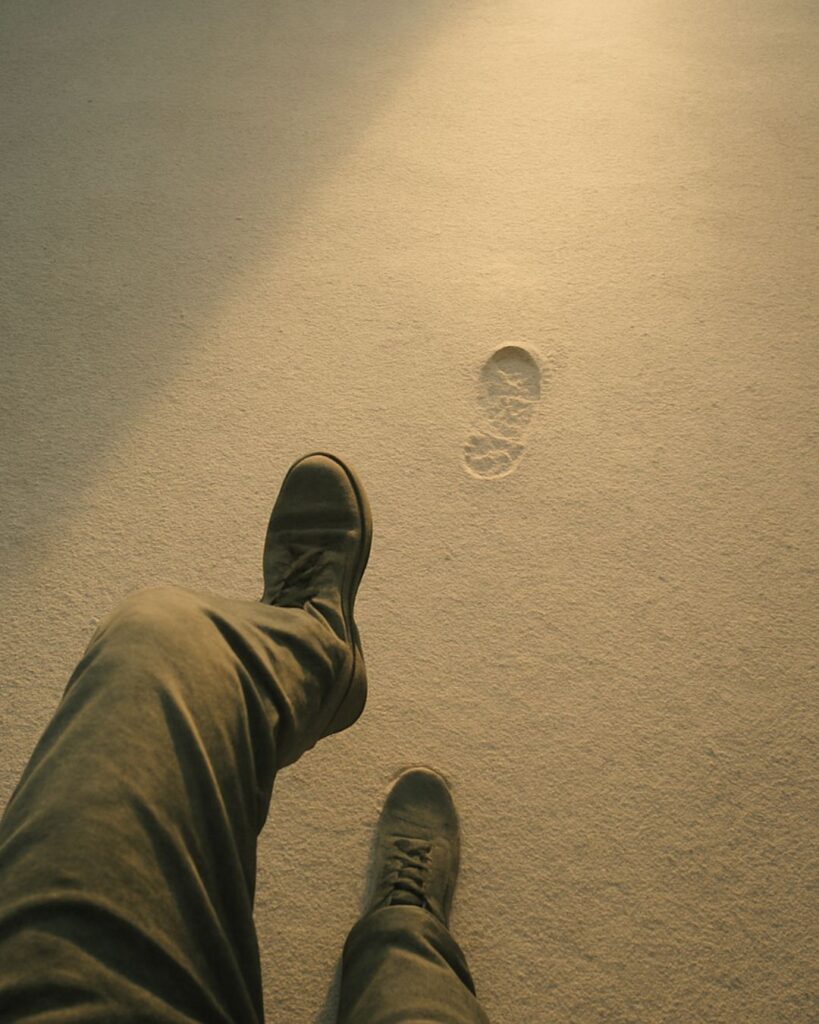 植村直己の名言9選–挑み続ける覚悟「始まりを待つのではなく、自ら動くことでこそ、何かが起こる。」この名言のイメージイラスト