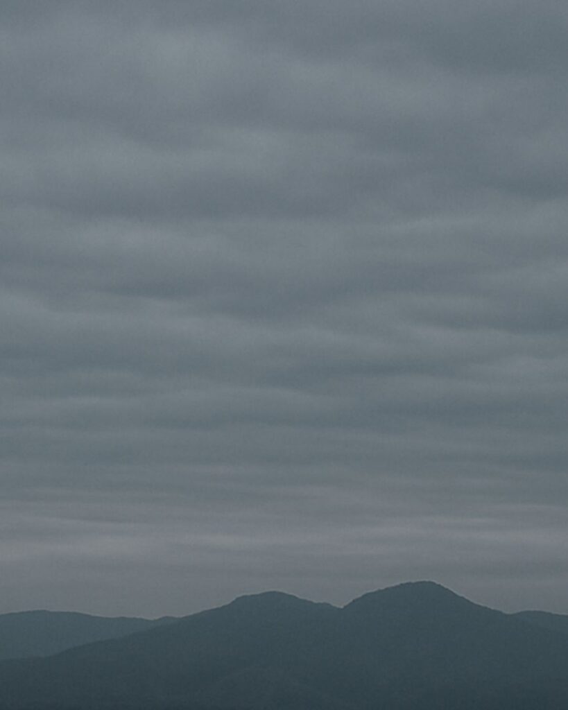 高浜虚子の冬の俳句5選-代表作をわかりやすく解説!「冬雲は 薄くもならず 濃くもならず」この俳句をイメージした画像