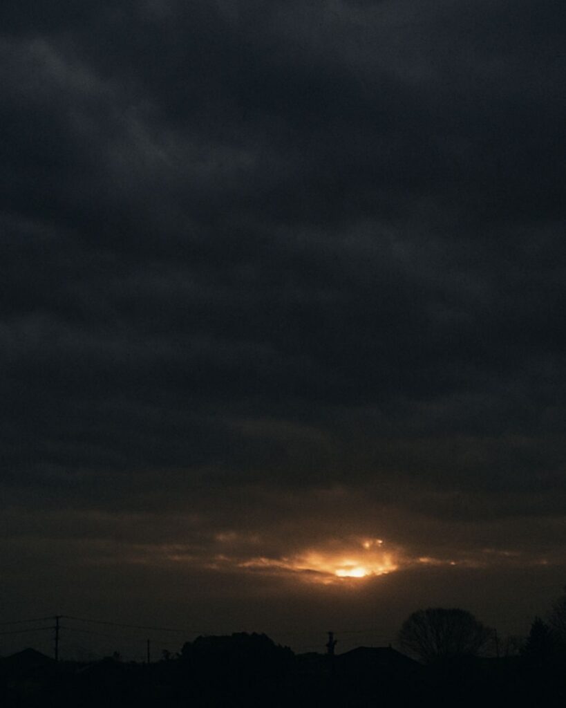 杉山杉風の冬の俳句5選-代表作をわかりやすく解説!「時雨づく 雲にわれたる 入日哉」この俳句をイメージした画像