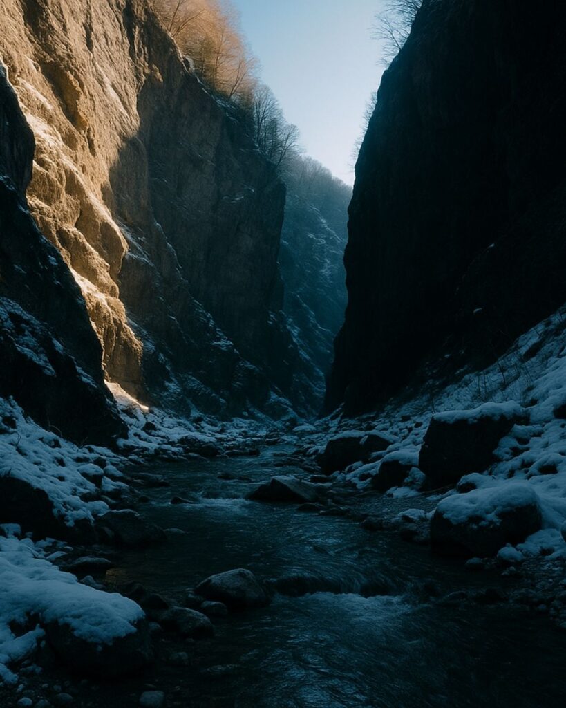 飯田蛇笏の冬の俳句5選-代表作をわかりやすく解説！「こだまして　昼夜をわかつ　寒の溪」この俳句をイメージした画像