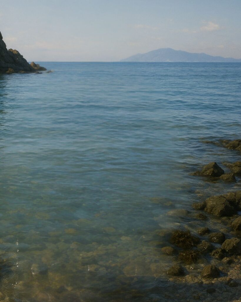 百人一首第90番 殷富門院大輔『見せばやな』背景解説–変はらぬ色「見せばやな　雄島の海人の　袖だにも　濡れにぞ濡れし　色は変はらず」の情景をテーマにした和歌とイメージの画像
