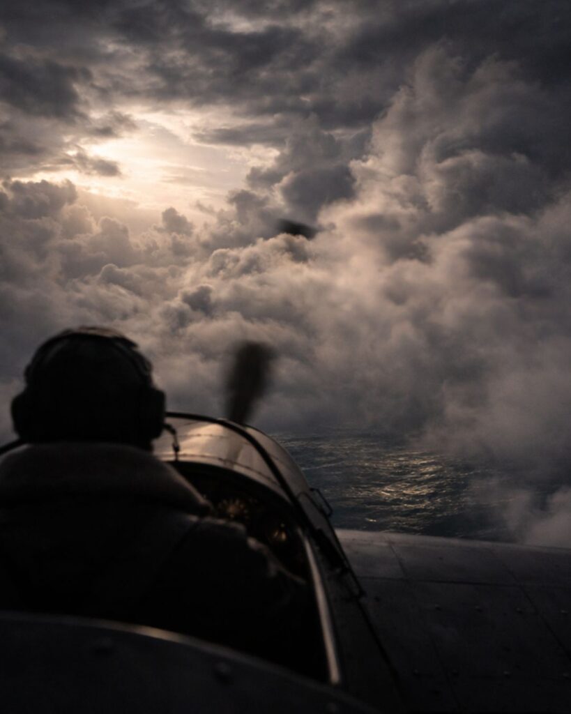 リンドバーグの名言9選–空に賭けた人生「危険を避けるだけの人生に、価値はない。」この名言のイメージイラスト