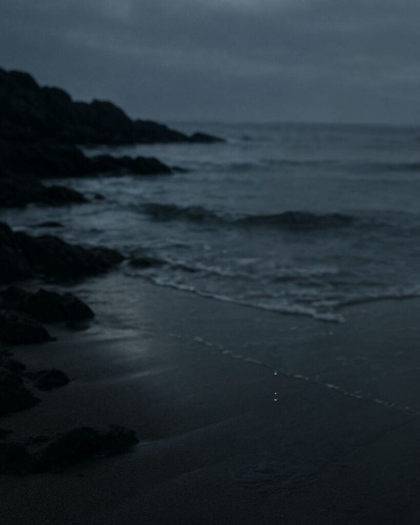 百人一首第92番 二条院讃岐『わが袖は』背景解説–涙の渇かず「わが袖は　潮干に見えぬ　沖の石の　人こそ知らね　かわく間もなし」の情景をテーマにしたイメージの画像
