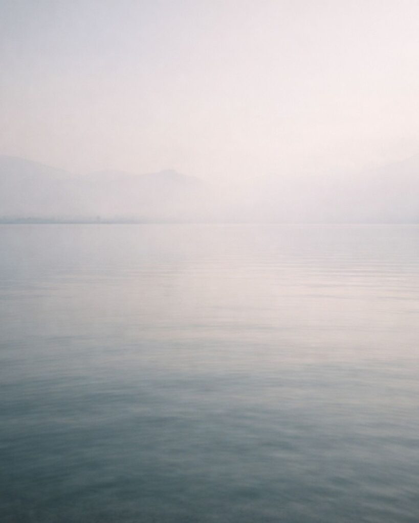 上嶋鬼貫の春の俳句5選-代表作をわかりやすく解説！「あふみにも　たつや湖水の　春霞」この俳句をイメージした画像