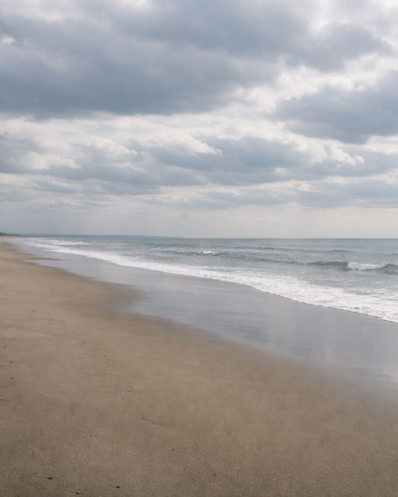 伊藤左千夫の春の短歌5選vol.2–代表作をわかりやすく解説！「九十九里の 磯のたひらは あめ地の 四方の寄合に 雲たむろせり」この短歌をイメージした画像