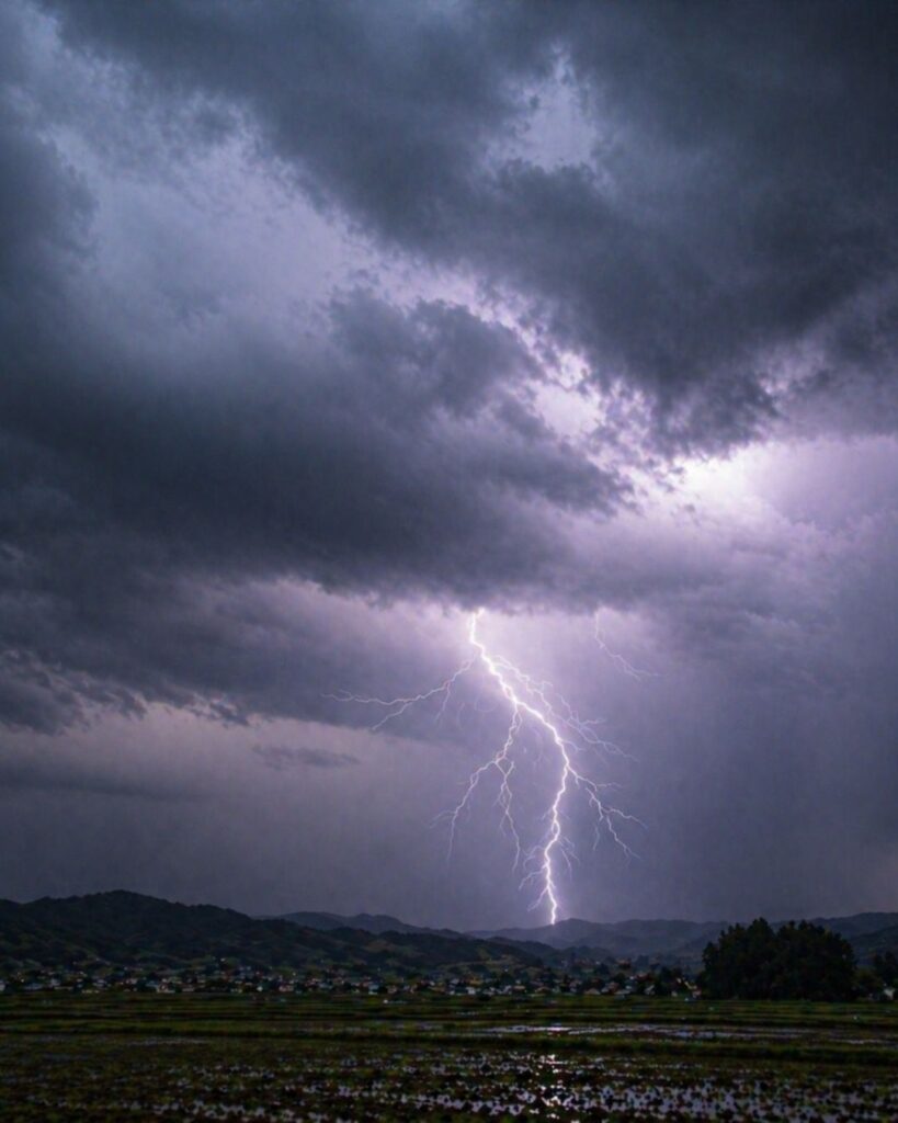 河東碧梧桐の春の俳句5選vol.2-代表作をわかりやすく解説！「初雷の　ごろごろと二度　鳴りしかな」この俳句をイメージした画像