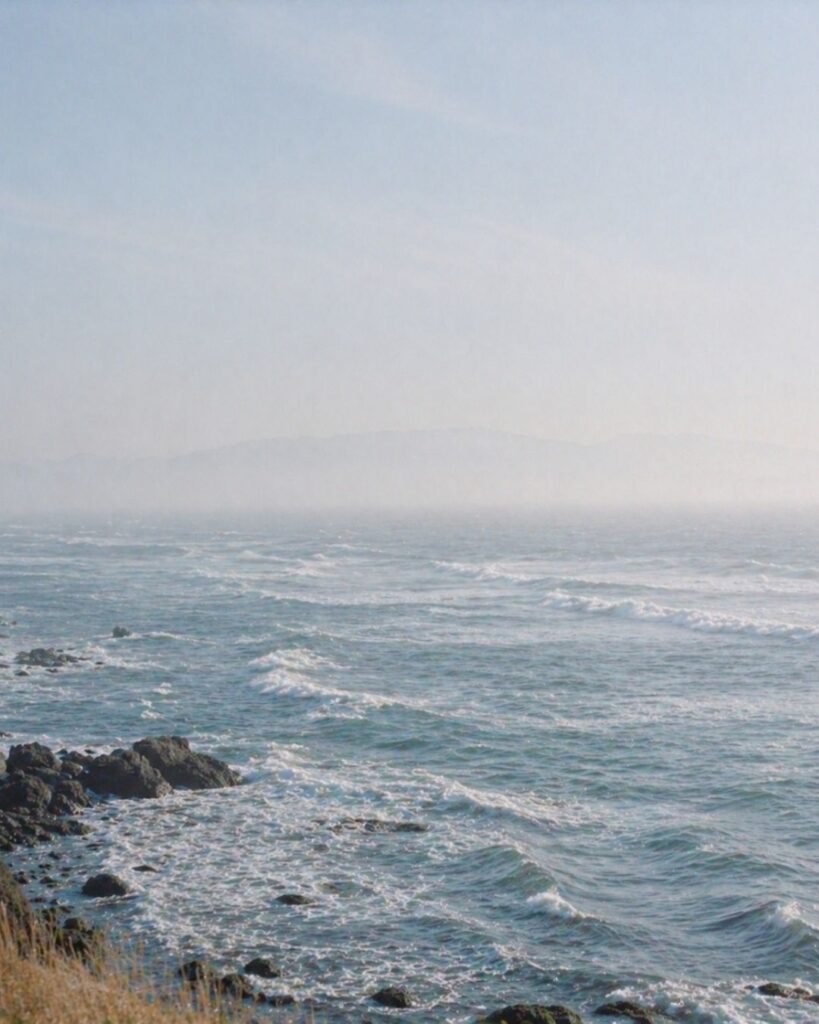 河東碧梧桐の春の俳句5選vol.2-代表作をわかりやすく解説！「風立てば　霞の奥も　波白し」この俳句をイメージした画像