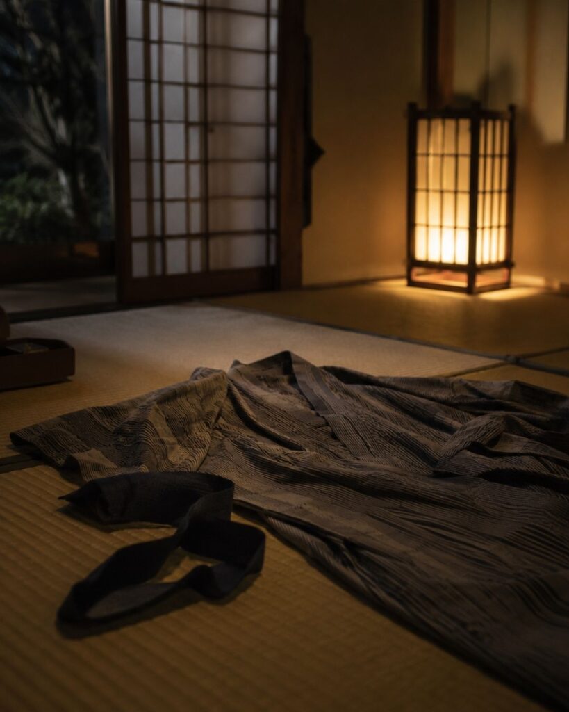 飯田蛇笏の春の俳句5選vol.2-代表作をわかりやすく解説!「春の夜や たたみ馴れたる 旅ごろも」この俳句をイメージした画像
