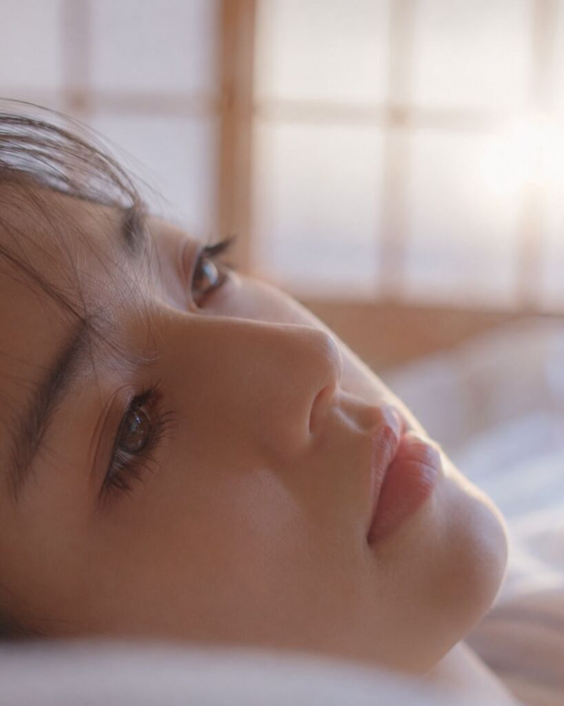 杉田久女の春の俳句5選vol.2-代表作をわかりやすく解説!「春暁の 夢のあと追ふ 長まつげ」この俳句をイメージした画像